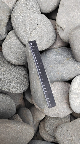 Kamenclub.ru: Галька речная плоская (темно-серая) фр. 70-150 мм. купить  в Оренбурге галечник природный темно-серый серый синий речная плоская природная окатанная  9000 руб/т   фото КАМЕНЬ КЛУБ