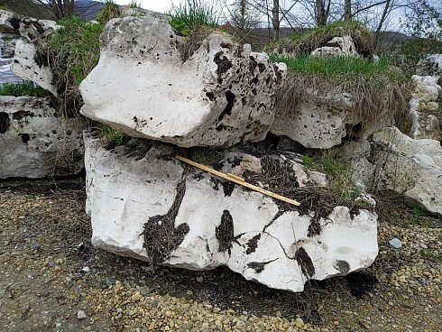 Kamenclub.ru: Выветренный известняк (степной) фр. 500-1500 мм.  купить в Оренбурге    10000 руб/т   фото КАМЕНЬ КЛУБ