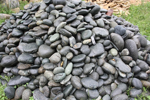 Kamenclub.ru: Темно-серый валунчик фр.100-300 мм.  купить в Оренбурге крупный природный камень серый, темно-серый, светло-серый речная галька большого размера окатанная 4500 руб/т   фото КАМЕНЬ КЛУБ