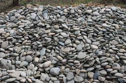 Kamenclub.ru: Галька речная плоская (ассорти) фр. 100-200-300 мм купить  в Оренбурге галька галечник природный серый, белый темно-серый синий рыжий светло-серый природная галька плоская крупная 8000 руб/т   фото КАМЕНЬ КЛУБ