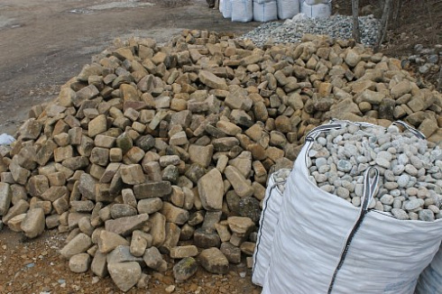 Kamenclub.ru: Песчаник для строительства и кладки блочный (фр 100-200 мм)  купить в Оренбурге песчаник бежевый серый рыжий валун мелкий для строительства песчаник 6500 руб/т   фото КАМЕНЬ КЛУБ