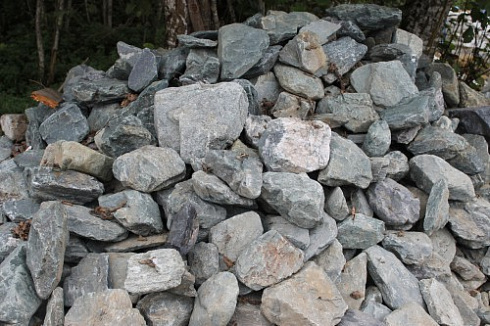 Kamenclub.ru: Гранит скальник (серо-зеленый) фр. 100-500 мм.  купить в Оренбурге гранит зеленый, серый, салатовый крупный ландшафтный валун 6 000 руб/т   фото КАМЕНЬ КЛУБ