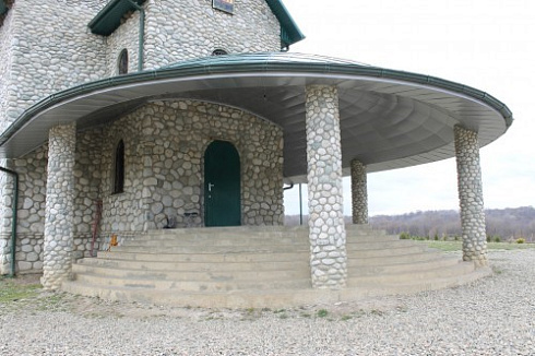 Kamenclub.ru: Галька речная плоская (бело-серая) фр. 100-200-300 мм. купить  в Оренбурге галька речная плоская серый, белый, бело-серый, серо-белый речная галька плоская  9000 руб/т   фото КАМЕНЬ КЛУБ