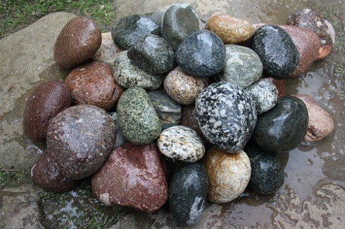 Kamenclub.ru: Галька окат (цветная картошка) фр. 50-100 мм. купить  в Оренбурге галька природная окатанная серый белый цветной синий темно-серый коричневый округлый галечник окатанный 6800 руб/т   фото КАМЕНЬ КЛУБ