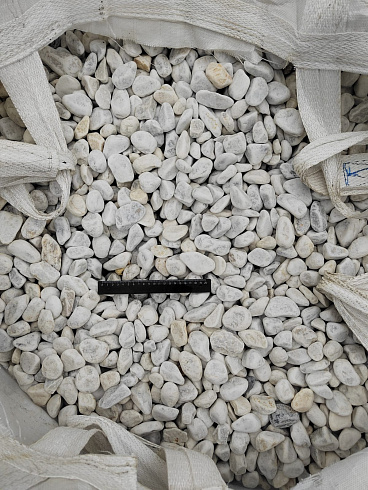 Kamenclub.ru: Мраморная крошка (щебень галтованный белый) фр.40-70 мм.  купить в Оренбурге мрамор белый молочный айвори окатанный округлый природный камень 17000 руб/т   фото КАМЕНЬ КЛУБ