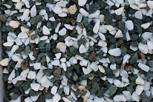 Kamenclub.ru: Мраморная крошка (щебень крошка микс: белый-зеленый) фр. 10-20 мм.  купить в Оренбурге мрамор белый, зеленый каменная ландшафтная декоративная крошка щебня 9500 руб/т   фото КАМЕНЬ КЛУБ