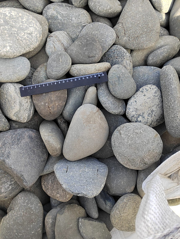 Kamenclub.ru: Галька речная плоская (серо-белая) фр. 70-120 мм. купить  в Оренбурге галька галечник речной серый, белый окатанная плоская  природная галька 9000 руб/т   фото КАМЕНЬ КЛУБ