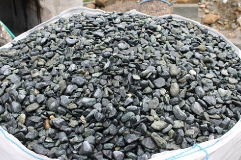 Kamenclub.ru: Щебень галтованный зеленый (змеевик) фр. 20-40 мм.  купить в Оренбурге мрамор зеленый, салатовый оголтованный щебень мраморный 12500 руб/т   фото КАМЕНЬ КЛУБ