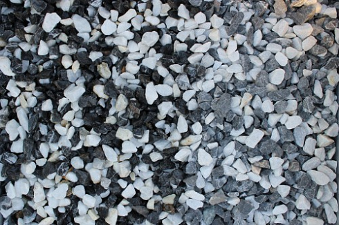 Kamenclub.ru: Мраморная крошка (щебень крошка микс : черный-белый) фр. 10-20 мм.  купить в Оренбурге мрамор белый, черный каменная декоративная крошка ландшафтная 12000 руб/т   фото КАМЕНЬ КЛУБ