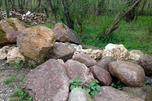 Kamenclub.ru: Конгломераты фр. 300-1000 мм.  купить в Оренбурге кварц мрамор диабаз коричневый, серый зеленоватый речной валун крупный 6500 руб/т   фото КАМЕНЬ КЛУБ