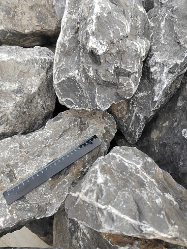 Kamenclub.ru: Черный мрамор скальник фр. 100-500 мм.  купить в Оренбурге мрамор черный белый серый крупный колотый валун ландшафтный 8500 руб/т   фото КАМЕНЬ КЛУБ