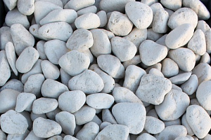 Kamenclub.ru: Щебень галтованный белый (мрамор) фр.5-10 мм.  купить в Оренбурге мрамор белый, айвори, молочный каменная мраморная декоративная ландшафтная крошка 17000 руб/т   фото КАМЕНЬ КЛУБ