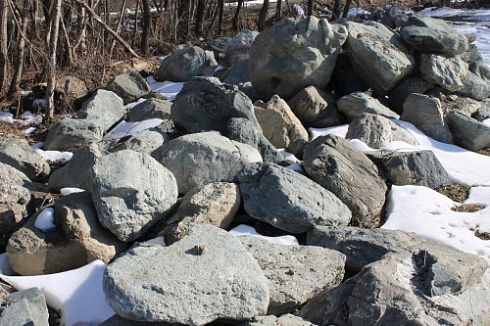 Kamenclub.ru: Гранит скальник (серо-зеленый) фр. 500-1500 мм.  купить в Оренбурге гранит мрамор  серый зеленый темно-серый глыба скальная колотая ландшафтная 7 500 руб/т   фото КАМЕНЬ КЛУБ