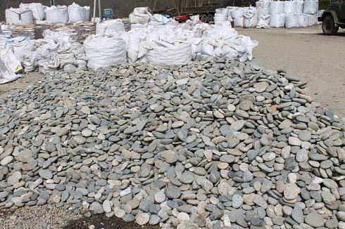 Kamenclub.ru: Галька речная плоская (серо-белая) фр. 70-120 мм. купить  в Оренбурге галька галечник речной серый, белый окатанная плоская  природная галька 9000 руб/т   фото КАМЕНЬ КЛУБ