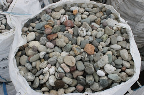 Kamenclub.ru: Галька окат (цветная картошка) фр. 50-100 мм. купить  в Оренбурге галька природная окатанная серый белый цветной синий темно-серый коричневый округлый галечник окатанный 6800 руб/т   фото КАМЕНЬ КЛУБ