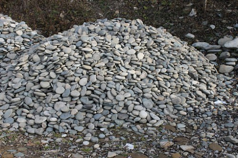 Kamenclub.ru: Галька речная плоская (ассорти) фр. 70-150 мм. купить  в Оренбурге галька галечник серый белый темно-серый синий светло-серый плоская природная галька  9000 руб/т   фото КАМЕНЬ КЛУБ