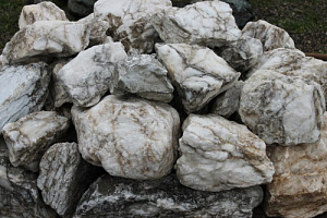 Kamenclub.ru: Мраморизированный известняк фр. 100-500 мм.  купить в Оренбурге известняк серый белый темно-серый сероватый валун природного образования окатанный 10500 руб/т   фото КАМЕНЬ КЛУБ