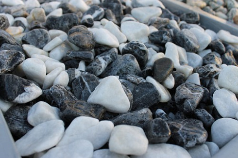 Kamenclub.ru: Мраморная крошка (щебень галтованный микс:: белый-черный) фр.20-40 мм  купить в Оренбурге мрамор белый, черный мраморный галтованный щебень 15500 руб/т   фото КАМЕНЬ КЛУБ