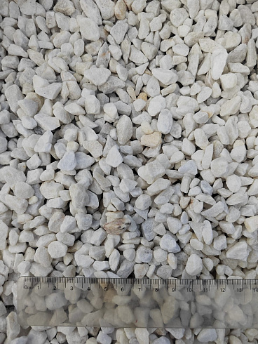 Kamenclub.ru: Мраморная крошка, щебень, цвет-белый, фр. 5-10 мм.  купить в Оренбурге мрамор белый, айвори, молочный мраморная каменная крошка ландшафтная 12000 руб/т   фото КАМЕНЬ КЛУБ