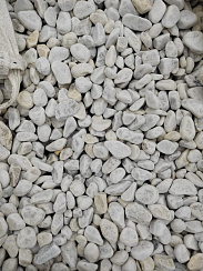 Kamenclub.ru: Мраморная крошка (щебень галтованный белый) фр.40-70 мм.  купить в Оренбурге мрамор белый молочный айвори окатанный округлый природный камень 17000 руб/т   фото КАМЕНЬ КЛУБ