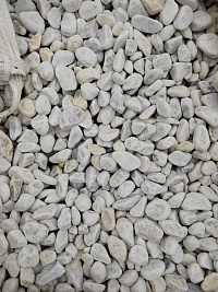 Kamenclub.ru: Мраморная крошка (щебень галтованный белый) фр.40-70 мм.  купить в Оренбурге мрамор белый молочный айвори окатанный округлый природный камень 17000 руб/т   фото КАМЕНЬ КЛУБ
