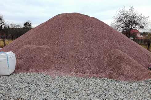 Kamenclub.ru: Мраморная крошка (щебень крошка розовый) фр. 5-10 мм.  купить в Оренбурге мрамор розовый, красный щебень колотый ландшафтный декоративный  11000 руб/т   фото КАМЕНЬ КЛУБ