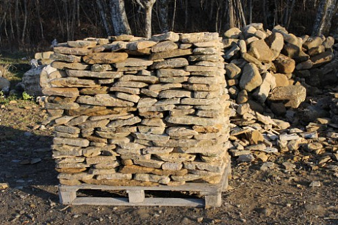 Kamenclub.ru: Песчаник колотый для облицовки (фр. 2-3 см)  купить в Оренбурге песчаник бежевый серый рыжий песчаник строительный 5000 руб/т   фото КАМЕНЬ КЛУБ