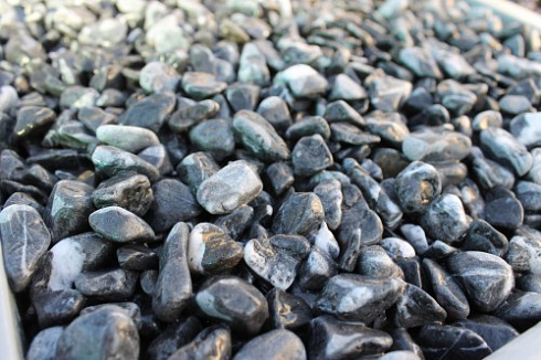 Kamenclub.ru: Щебень галтованный черный (мрамор) фр.10-20 мм.  купить в Оренбурге мрамор черный с белыми прожилками, черный, белый окатанный округлый ландшафтный декоративный щебень 15000 руб/т   фото КАМЕНЬ КЛУБ