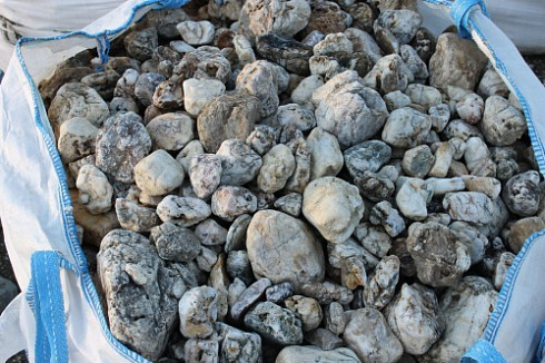 Kamenclub.ru: Кварцевый валунчик фр.100-300 мм.  купить в Оренбурге кварц белый, бежевый молочный рыжий крупный природный камень галечник 7850 руб/т   фото КАМЕНЬ КЛУБ