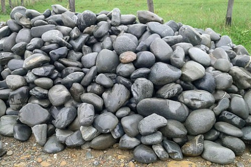 Kamenclub.ru: Темно-серый валунчик фр.100-300 мм.  купить в Оренбурге крупный природный камень серый, темно-серый, светло-серый речная галька большого размера окатанная 4500 руб/т   фото КАМЕНЬ КЛУБ