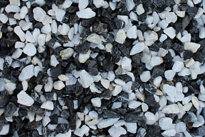Kamenclub.ru: Мраморная крошка (щебень крошка микс : черный-белый) фр. 10-20 мм.  купить в Оренбурге мрамор белый, черный каменная декоративная крошка ландшафтная 12000 руб/т   фото КАМЕНЬ КЛУБ