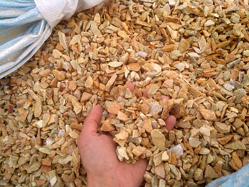 Kamenclub.ru: Щебень крошка желтый (ЗЛАТОЛИТ) фр. 20-40 мм.  купить в Оренбурге златолит бежевый, золотистый, желтый декоративная каменная крошка 10800 руб/т   фото КАМЕНЬ КЛУБ