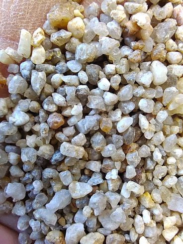 Кварцевый песок для площадок фр. 2-5 мм.  купить в Оренбурге фото Камень Клуб