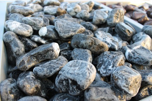 Kamenclub.ru: Щебень галтованный черный (мрамор) фр. 50-100 мм.  купить в Оренбурге мрамор черный с белыми прожилками щебень ландшафтный мраморный 15000 руб/т   фото КАМЕНЬ КЛУБ