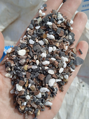 Kamenclub.ru: Мраморная крошка (щебень галтованный микс:белый-черный-розовый-медовый) фр.5-10 мм.  купить в Оренбурге мрамор белый, медовый, черный, розовый мраморный галтованный щебень декоративный ландшафтный 15500 руб/т   фото КАМЕНЬ КЛУБ