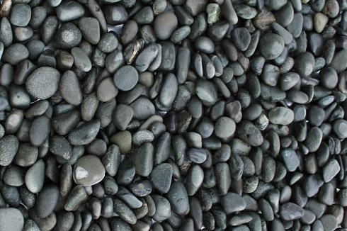 Kamenclub.ru: Галька речная окат (темно-серая) фр. 70-150 мм. купить  в Оренбурге галька речная темно-серая, синяя, серая речная галька округлая  8000 руб/т   фото КАМЕНЬ КЛУБ