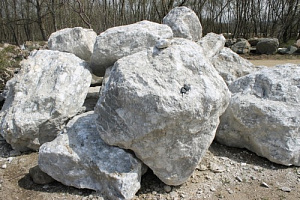 Kamenclub.ru: Мраморизированный известняк фр.500-1500 мм.  купить в Оренбурге    10000 руб/т   фото КАМЕНЬ КЛУБ