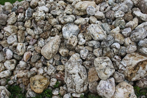 Kamenclub.ru: Кварцевый валунчик фр.100-300 мм.  купить в Оренбурге кварц белый, бежевый молочный рыжий крупный природный камень галечник 7850 руб/т   фото КАМЕНЬ КЛУБ