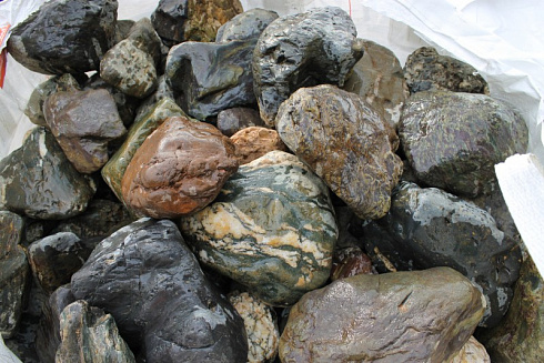 Kamenclub.ru: Ландшафтные валунчики фр.100-500 мм.  купить в Оренбурге крупный природный камень серый, темно-серый, светло-серый речной валун крупный 4800 руб/т   фото КАМЕНЬ КЛУБ