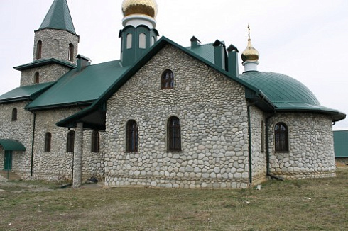 Kamenclub.ru: Галька речная плоская (бело-серая) фр. 100-200-300 мм. купить  в Оренбурге галька речная плоская серый, белый, бело-серый, серо-белый речная галька плоская  9000 руб/т   фото КАМЕНЬ КЛУБ