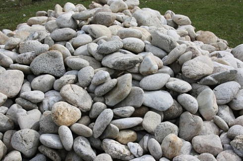 Kamenclub.ru: Бело-серый валунчик фр.100-300 мм.  купить в Оренбурге крупный камень для ландшафта серый, белый бело-серый валун крупная галька 4500 руб/т   фото КАМЕНЬ КЛУБ