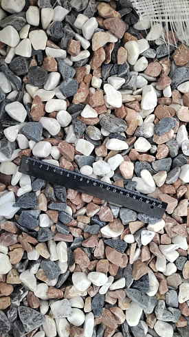 Kamenclub.ru: Мраморная крошка (щебень галтованный микс:белый-зеленый-розовый) фр.20-40 мм.  купить в Оренбурге мрамор белый, зеленый, розовый мрамор декоративный (галтовка) 15500 руб/т   фото КАМЕНЬ КЛУБ