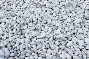 Kamenclub.ru: Мраморная крошка (щебень галтованный белый) фр.10-20 мм.  купить в Оренбурге мрамор белый, молочный, айвори окатанный округлый декоративный ландшафтный щебень 17000 руб/т   фото КАМЕНЬ КЛУБ