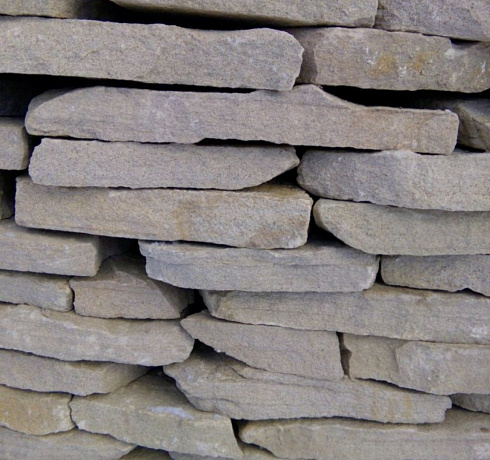 Kamenclub.ru: Песчаник пластушка светло-серый (3,0 см)  купить в Оренбурге песчаник светло-серый, серый песчаник рваный ландшафтный колотый 13800 руб/м3   фото КАМЕНЬ КЛУБ