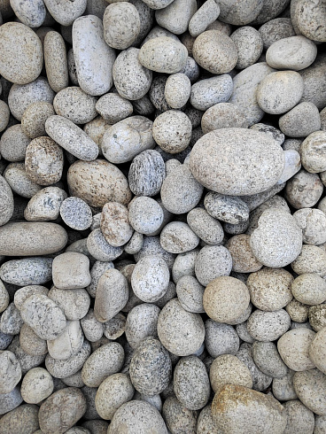 Kamenclub.ru: Галька речная окат (серо-белая) фр. 70-120 мм купить  в Оренбурге галька галечник бело-серая, серо-белая, серая, белая речная природная галька  8000 руб/т   фото КАМЕНЬ КЛУБ