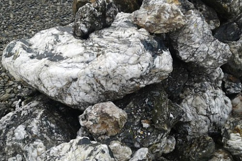 Kamenclub.ru: Черный гранит - кварцит фр. 100-500 мм.  купить в Оренбурге мрамор гранит черный с белыми прожилками, серый, белый валун скальный колотый 7000 руб/т   фото КАМЕНЬ КЛУБ