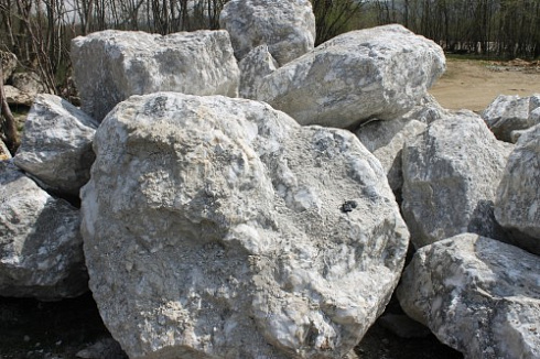 Kamenclub.ru: Мраморизированный известняк фр.500-1500 мм.  купить в Оренбурге    10000 руб/т   фото КАМЕНЬ КЛУБ