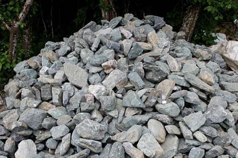 Kamenclub.ru: Гранит скальник (серо-зеленый) фр. 100-500 мм.  купить в Оренбурге гранит зеленый, серый, салатовый крупный ландшафтный валун 6 000 руб/т   фото КАМЕНЬ КЛУБ