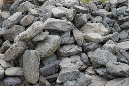 Kamenclub.ru: Гранит скальник (серо-зеленый) фр. 100-500 мм.  купить в Оренбурге гранит зеленый, серый, салатовый крупный ландшафтный валун 6 000 руб/т   фото КАМЕНЬ КЛУБ