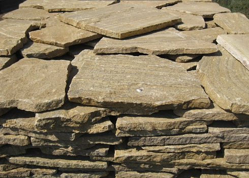 Kamenclub.ru: Песчаник пластушка желтый с рисунком (3 см)  купить в Оренбурге песчаник желтый с рисунком, рыжий, желтый песчаник пластушка ландшафтная рваная 8 500 руб/м3   фото КАМЕНЬ КЛУБ